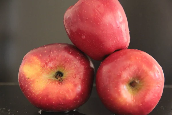 Organiczne Jabłka Czarnym Tle — Zdjęcie stockowe