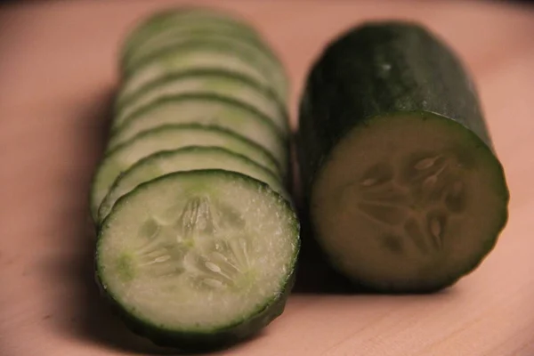 Rodajas Pepino Orgánico Sobre Fondo Madera — Foto de Stock