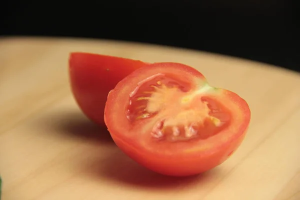 有機トマトスライスを木の背景に — ストック写真