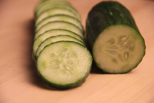 Biologische Komkommerschijfjes Houten Ondergrond — Stockfoto