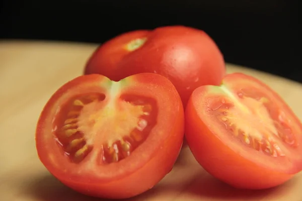 Fatias Tomate Orgânico Fundo Madeira — Fotografia de Stock