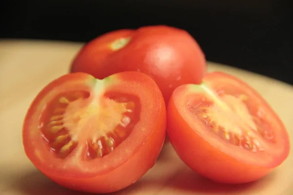 Fatias Tomate Orgânico Fundo Madeira — Fotografia de Stock