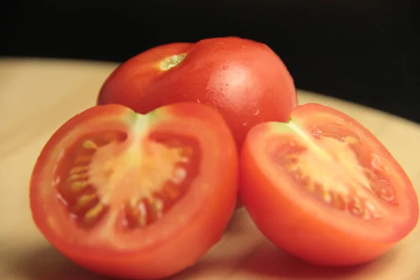 Fatias Tomate Orgânico Fundo Madeira — Fotografia de Stock