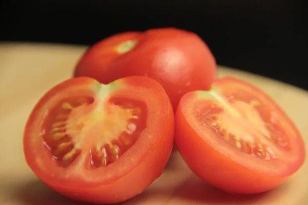 Fatias Tomate Orgânico Fundo Madeira — Fotografia de Stock