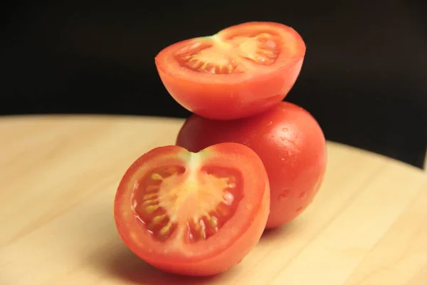 Organiska Tomatskivor Trä Bakgrund — Stockfoto