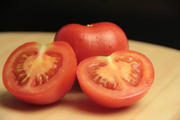 Fatias Tomate Orgânico Fundo Madeira — Fotografia de Stock