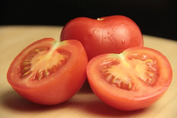 Fatias Tomate Orgânico Fundo Madeira — Fotografia de Stock