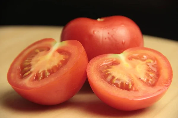 Fatias Tomate Orgânico Fundo Madeira — Fotografia de Stock