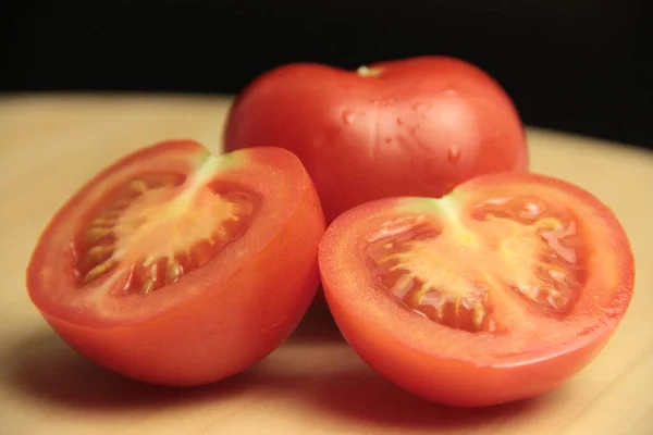 Organic Tomato Slices Wooden Background — Stock Photo, Image