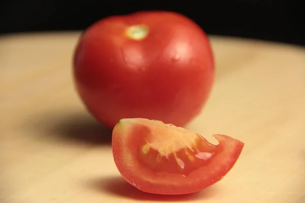 Organiska Tomatskivor Trä Bakgrund — Stockfoto