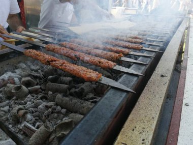Restoran usulü ızgarada Adana kebabı pişiriyorum.
