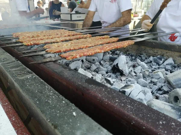 Cozinhar Kebabs Adana Grelha Estilo Restaurante — Fotografia de Stock