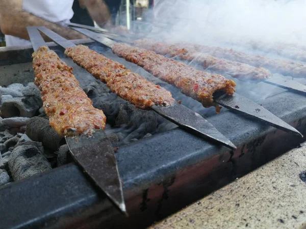 Kochen Von Adana Spießen Auf Dem Grill Restaurant Stil — Stockfoto