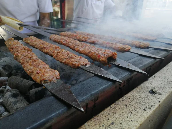 Restoran Usulü Izgarada Adana Kebabı Pişiriyorum — Stok fotoğraf