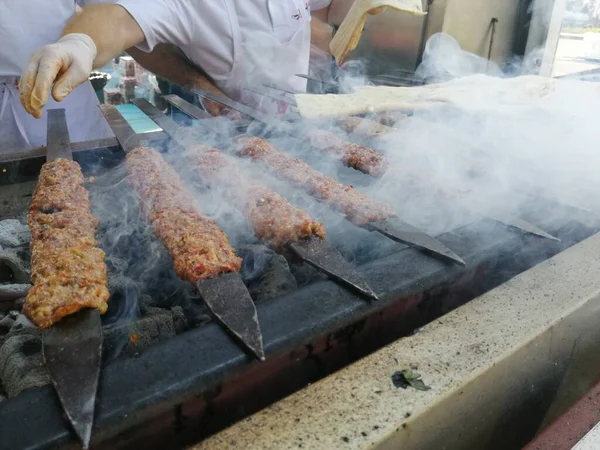 Cocinar Kebabs Adana Parrilla Estilo Restaurante —  Fotos de Stock