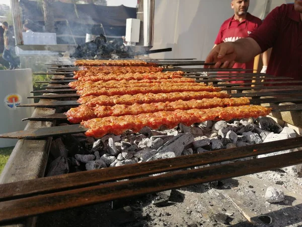 Vaření Kebab Adana Grilu Stylu Restaurace — Stock fotografie