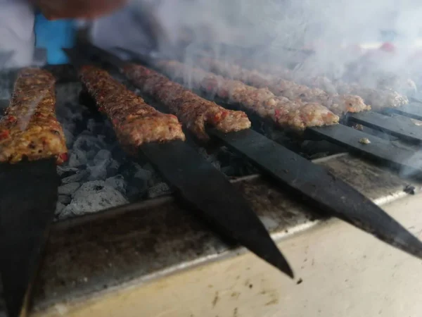 Restoran Usulü Izgarada Adana Kebabı Pişiriyorum — Stok fotoğraf