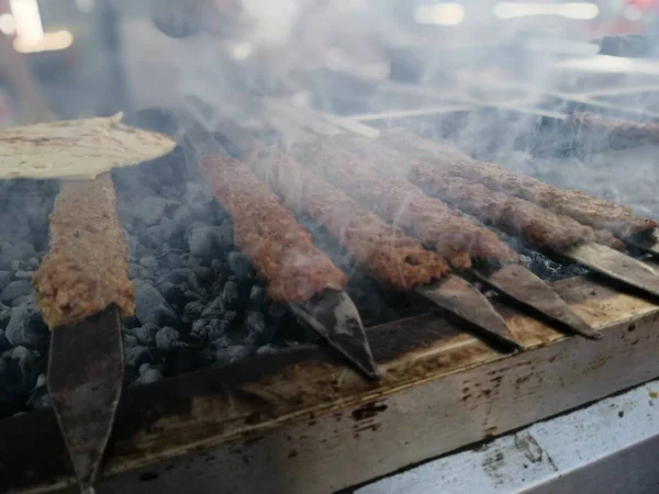 Restoran Usulü Izgarada Adana Kebabı Pişiriyorum — Stok fotoğraf