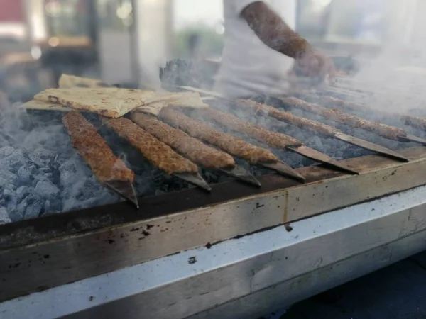 Cuisiner Des Kebabs Adana Sur Gril Style Restaurant — Photo