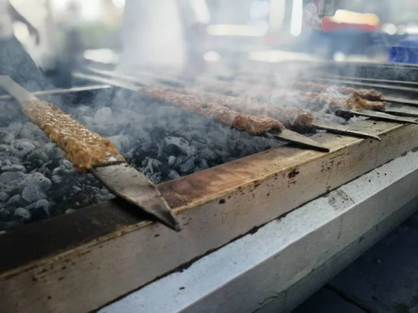 Cuisiner Des Kebabs Adana Sur Gril Style Restaurant — Photo