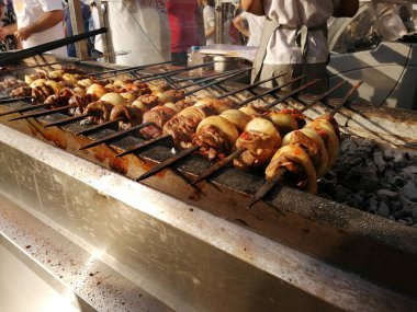 Shashlik mangal kömürü için ızgara hazırlıyor. Şiş kebap ya da Şiş kebap Doğu Avrupa 'da popüler..