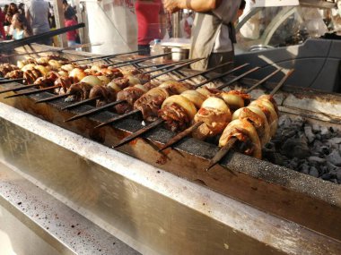 Shashlik mangal kömürü için ızgara hazırlıyor. Şiş kebap ya da Şiş kebap Doğu Avrupa 'da popüler..