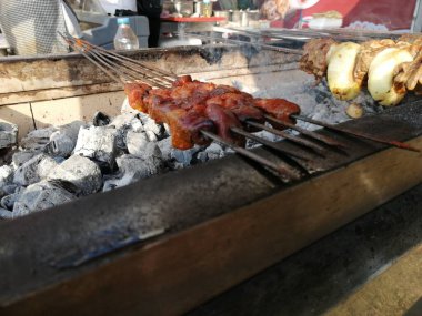 Shashlik mangal kömürü için ızgara hazırlıyor. Şiş kebap ya da Şiş kebap Doğu Avrupa 'da popüler..