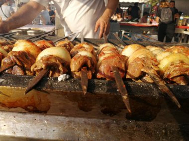 Shashlik mangal kömürü için ızgara hazırlıyor. Şiş kebap ya da Şiş kebap Doğu Avrupa 'da popüler..