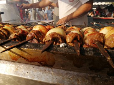 Shashlik mangal kömürü için ızgara hazırlıyor. Şiş kebap ya da Şiş kebap Doğu Avrupa 'da popüler..