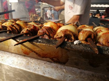 Shashlik mangal kömürü için ızgara hazırlıyor. Şiş kebap ya da Şiş kebap Doğu Avrupa 'da popüler..