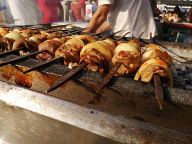 Shashlik mangal kömürü için ızgara hazırlıyor. Şiş kebap ya da Şiş kebap Doğu Avrupa 'da popüler..