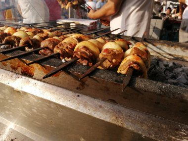 Shashlik mangal kömürü için ızgara hazırlıyor. Şiş kebap ya da Şiş kebap Doğu Avrupa 'da popüler..