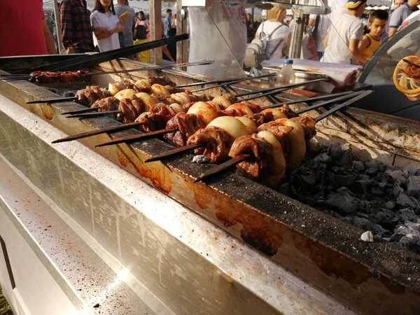 Shashlik mangal kömürü için ızgara hazırlıyor. Şiş kebap ya da Şiş kebap Doğu Avrupa 'da popüler..