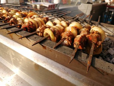 Shashlik mangal kömürü için ızgara hazırlıyor. Şiş kebap ya da Şiş kebap Doğu Avrupa 'da popüler..