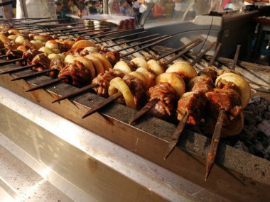 Shashlik mangal kömürü için ızgara hazırlıyor. Şiş kebap ya da Şiş kebap Doğu Avrupa 'da popüler..