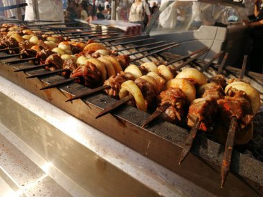 Shashlik mangal kömürü için ızgara hazırlıyor. Şiş kebap ya da Şiş kebap Doğu Avrupa 'da popüler..