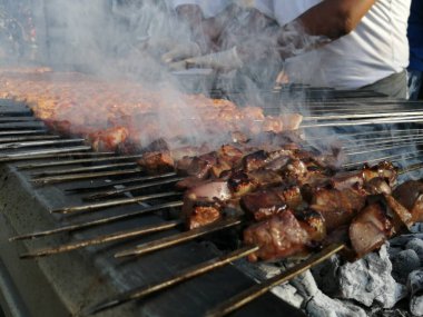 Restoran usulü ızgarada Adana kebabı pişiriyorum.