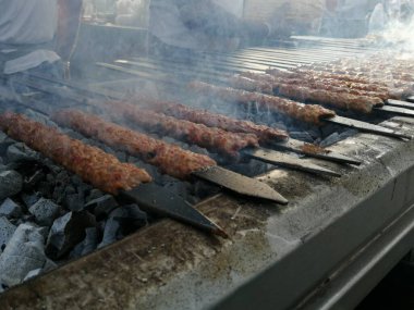 Restoran usulü ızgarada Adana kebabı pişiriyorum.