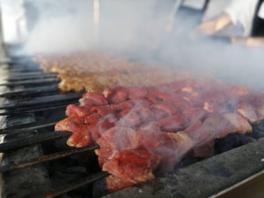 Restoran usulü ızgarada Adana kebabı pişiriyorum.