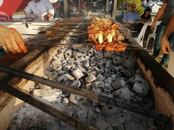 Shashlik Che Prepara Una Griglia Carbone Shashlik Shish Kebab Popolare — Foto Stock