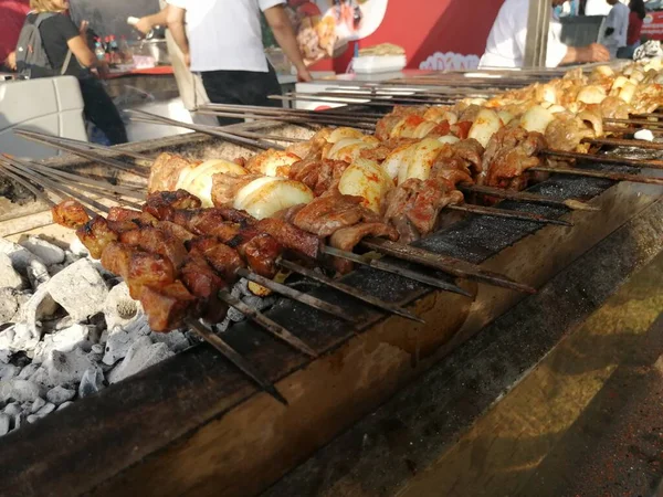 Shashlik Mangal Kömürü Için Izgara Hazırlıyor Şiş Kebap Şiş Kebap — Stok fotoğraf