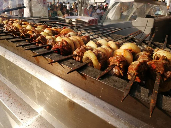 Shashlik Mangal Kömürü Için Izgara Hazırlıyor Şiş Kebap Şiş Kebap — Stok fotoğraf