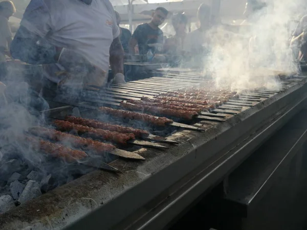 Cocinar Kebabs Adana Parrilla Estilo Restaurante —  Fotos de Stock