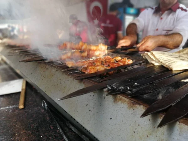 Kochen Von Adana Spießen Auf Dem Grill Restaurant Stil — Stockfoto