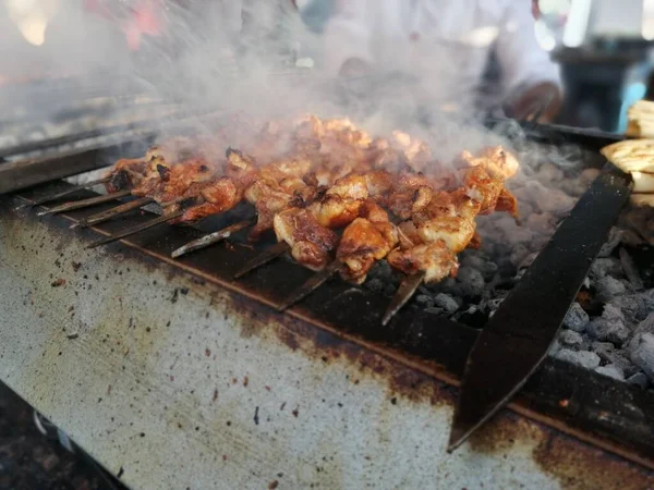 Shashlik Mangal Kömürü Için Izgara Hazırlıyor Şiş Kebap Şiş Kebap — Stok fotoğraf