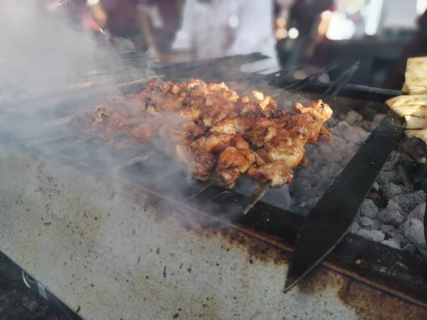 Shashlik Mangal Kömürü Için Izgara Hazırlıyor Şiş Kebap Şiş Kebap — Stok fotoğraf