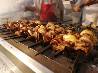 Shashlik mangal kömürü için ızgara hazırlıyor. Şiş kebap ya da Şiş kebap Doğu Avrupa 'da popüler..