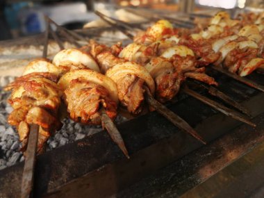 Shashlik mangal kömürü için ızgara hazırlıyor. Şiş kebap ya da Şiş kebap Doğu Avrupa 'da popüler..