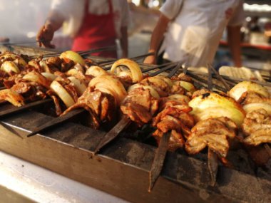 Shashlik mangal kömürü için ızgara hazırlıyor. Şiş kebap ya da Şiş kebap Doğu Avrupa 'da popüler..