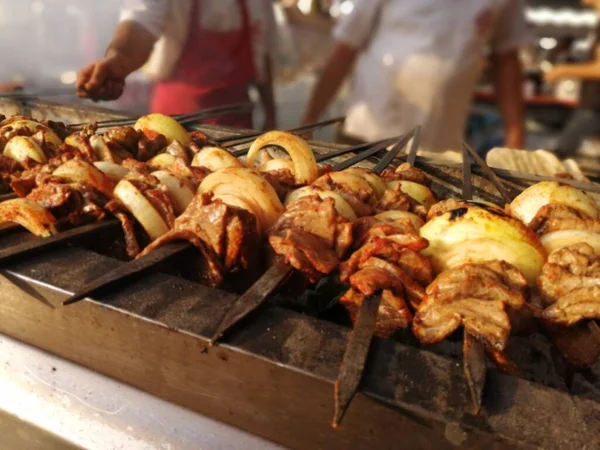 Shashlik Preparando Churrasco Sobre Carvão Vegetal Shashlik Shish Kebab Popular — Fotografia de Stock